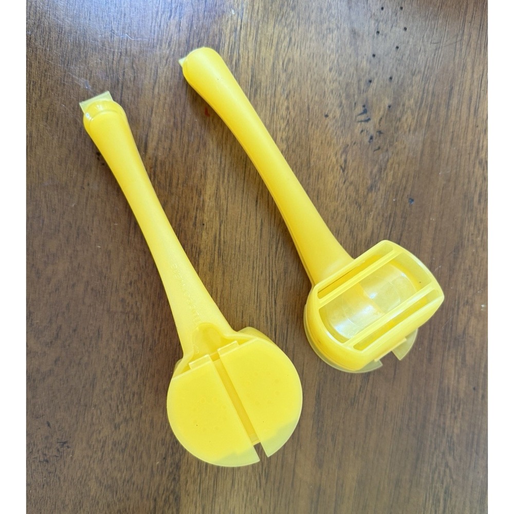 Tupperware Butter Up Corn On The Cob Hugger Salt & Pepper Shaker Set of 2